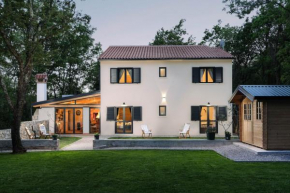 Villa PORTUM - Where Serenity & Comfort meet, Luxurious Woodland Retreat with Private Heated Pool & Amenities